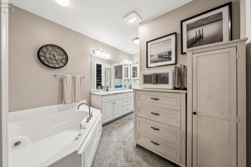 1213 Lakeshore Drive, Port Clinton, 43452, 3 Bedrooms Bedrooms, ,4 BathroomsBathrooms,Residential,For Sale,Lakeshore,20261347