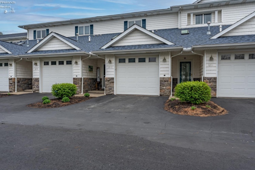 1213 Lakeshore Drive, Port Clinton, 43452, 3 Bedrooms Bedrooms, ,4 BathroomsBathrooms,Residential,For Sale,Lakeshore,20261347