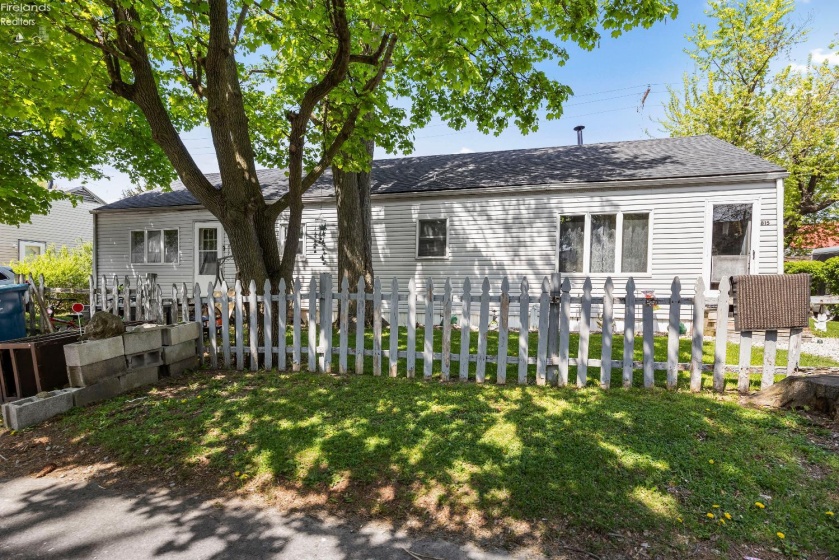 815 Edison Lane, Port Clinton, 43452, ,Multiple Units,For Sale,Edison,20261432