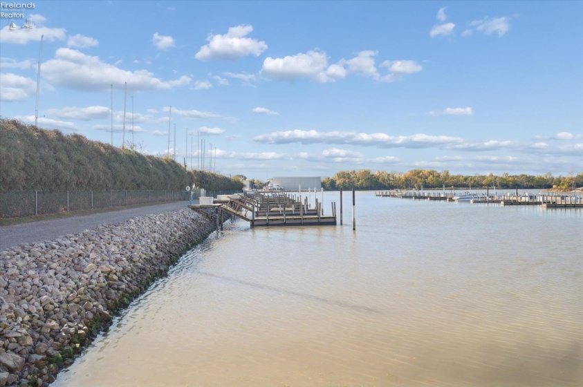 503 Lakeshore Drive, Port Clinton, 43452, 2 Bedrooms Bedrooms, ,2 BathroomsBathrooms,Residential,For Sale,Lakeshore,20254184