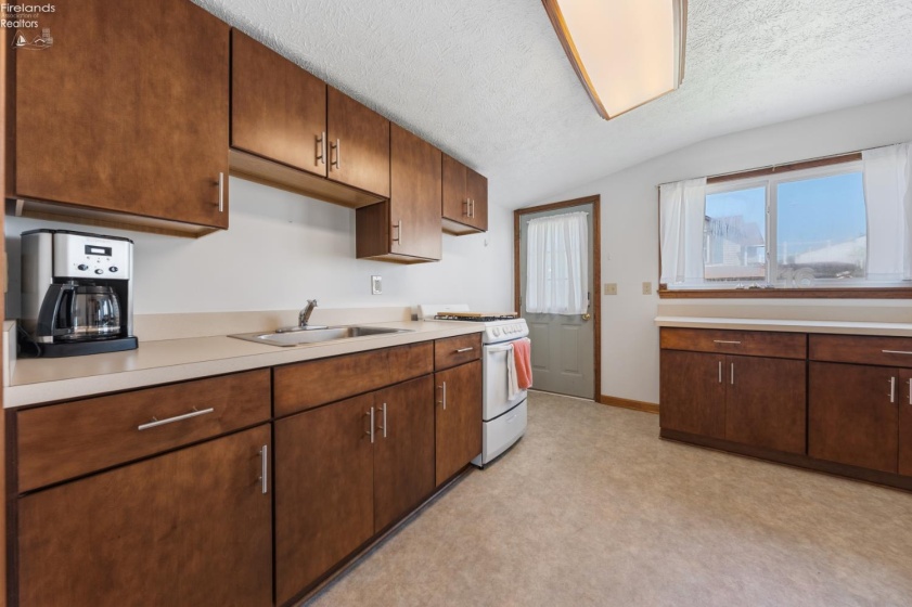 16 Oakwood Avenue, Huron, 44839, 3 Bedrooms Bedrooms, ,2 BathroomsBathrooms,Residential,For Sale,Oakwood,20261470