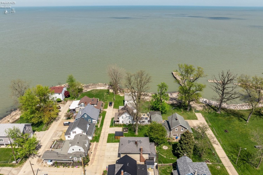 16 Oakwood Avenue, Huron, 44839, 3 Bedrooms Bedrooms, ,2 BathroomsBathrooms,Residential,For Sale,Oakwood,20261470