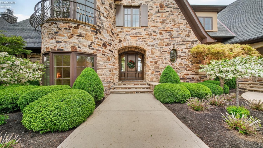 13717 Lake, Vermilion, 44089, 5 Bedrooms Bedrooms, ,9 BathroomsBathrooms,Residential,For Sale,Lake,20261489