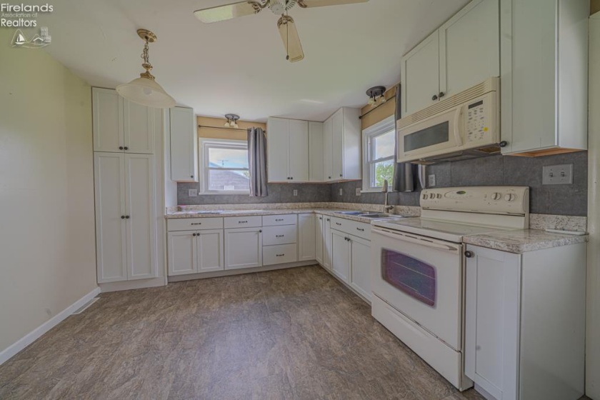 4551 Harbor Road, Port Clinton, 43452, 2 Bedrooms Bedrooms, ,1 BathroomBathrooms,Residential,For Sale,Harbor,20261406
