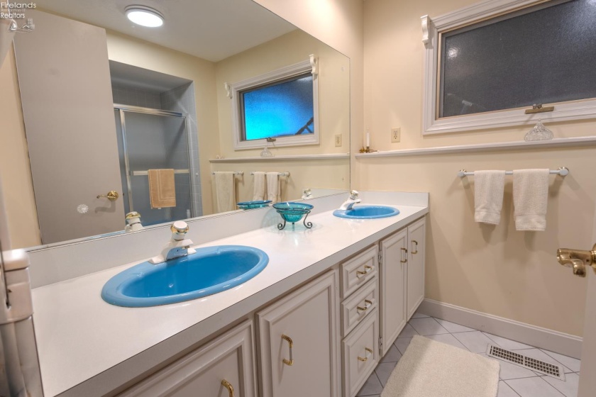 174 Sunset Drive, Sandusky, 44870, 4 Bedrooms Bedrooms, ,4 BathroomsBathrooms,Residential,For Sale,Sunset,20261369