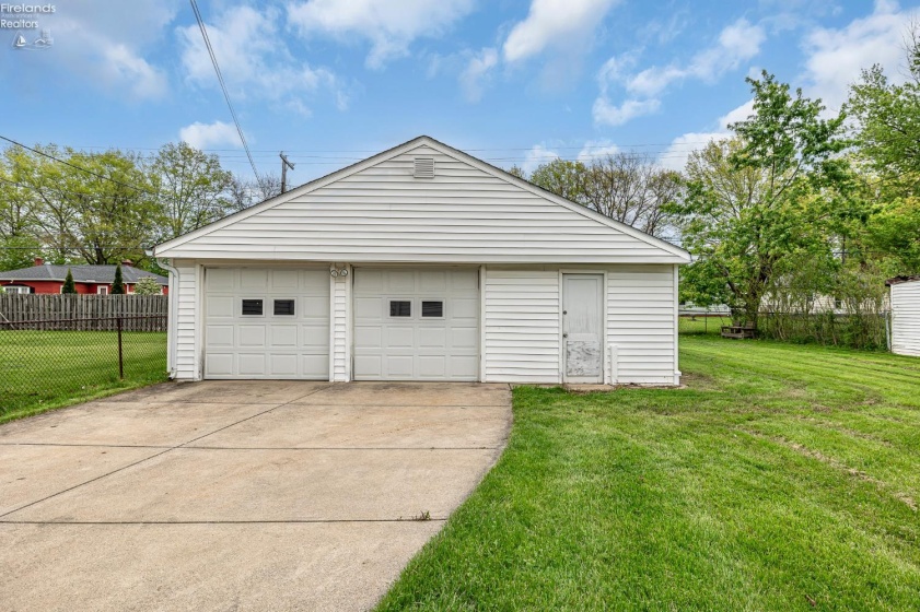 6833 Maplewood Road, Parma, 44130, 3 Bedrooms Bedrooms, ,2 BathroomsBathrooms,Residential,For Sale,Maplewood,20261630