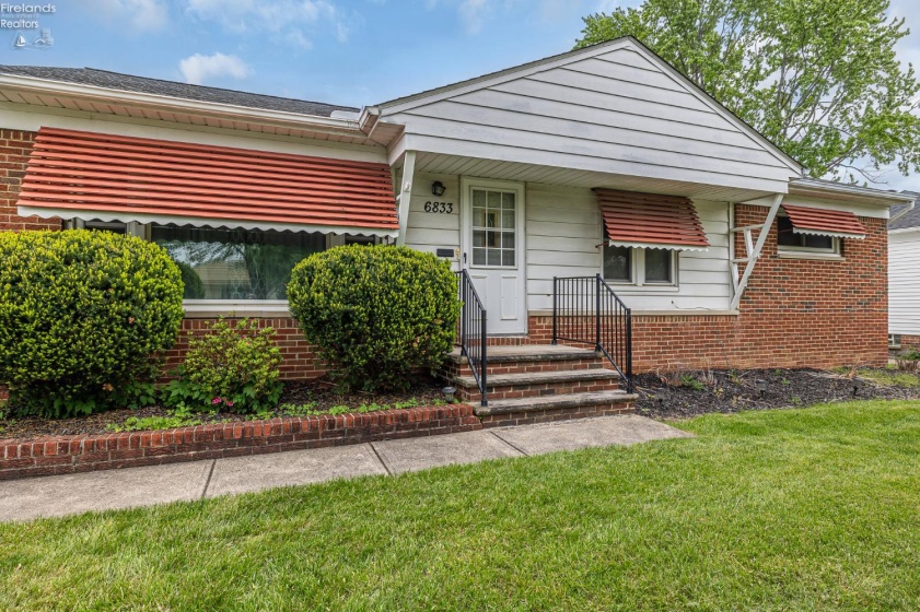 6833 Maplewood Road, Parma, 44130, 3 Bedrooms Bedrooms, ,2 BathroomsBathrooms,Residential,For Sale,Maplewood,20261630