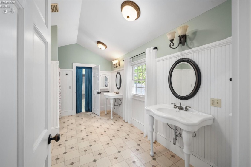 430 Vine Avenue, Lakeside, 43440, 4 Bedrooms Bedrooms, ,3 BathroomsBathrooms,Residential,For Sale,Vine,20261654