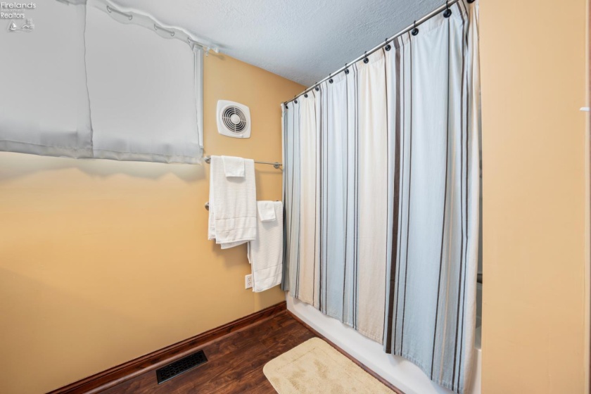 403 4th Street, Port Clinton, 43452, 4 Bedrooms Bedrooms, ,2 BathroomsBathrooms,Residential,For Sale,4th,20261685