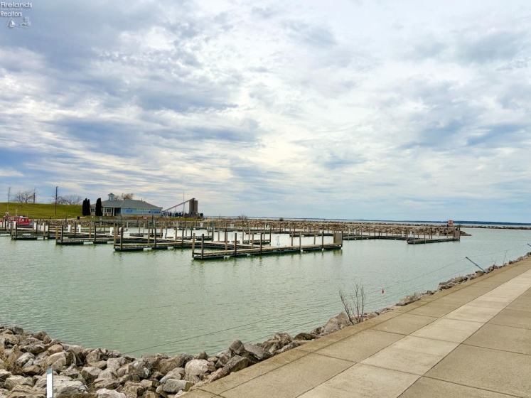 401 Shoreline Drive, Sandusky, 44870, 2 Bedrooms Bedrooms, ,2 BathroomsBathrooms,Residential,For Sale,Shoreline,20261178