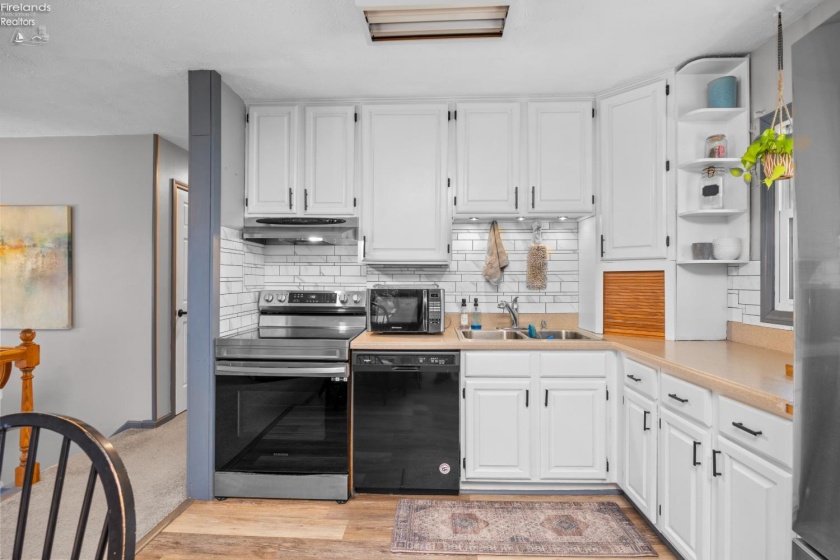 1121 Oakwood Drive, Vermilion, 44089, 3 Bedrooms Bedrooms, ,2 BathroomsBathrooms,Residential,For Sale,Oakwood,20261786