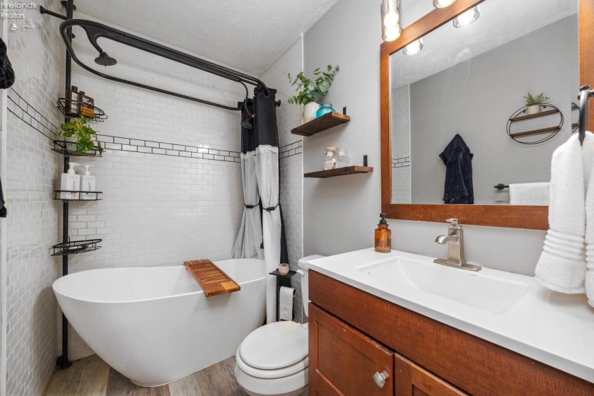 1121 Oakwood Drive, Vermilion, 44089, 3 Bedrooms Bedrooms, ,2 BathroomsBathrooms,Residential,For Sale,Oakwood,20261786
