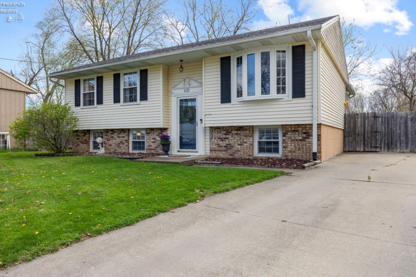 1121 Oakwood Drive, Vermilion, 44089, 3 Bedrooms Bedrooms, ,2 BathroomsBathrooms,Residential,For Sale,Oakwood,20261786