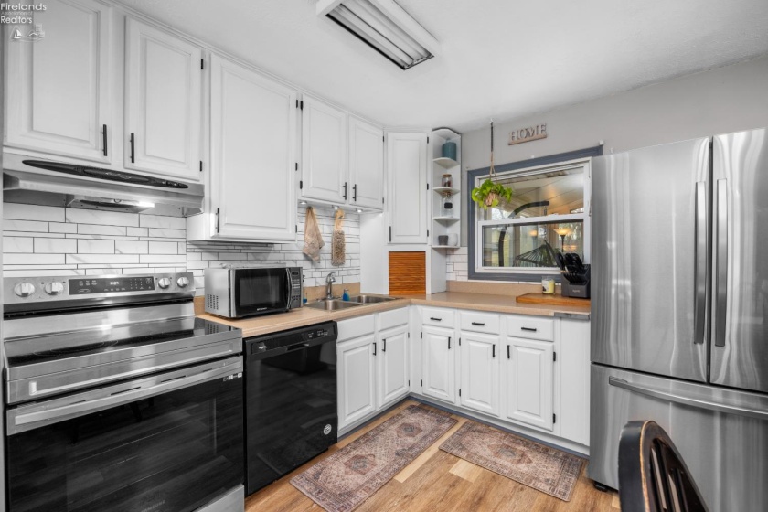 1121 Oakwood Drive, Vermilion, 44089, 3 Bedrooms Bedrooms, ,2 BathroomsBathrooms,Residential,For Sale,Oakwood,20261786