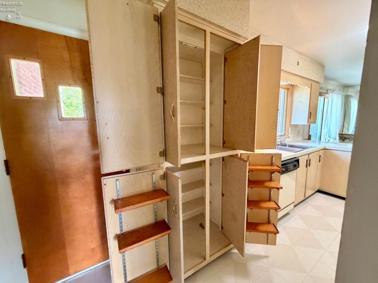716 South Drive, Fremont, 43420, 4 Bedrooms Bedrooms, ,2 BathroomsBathrooms,Residential,For Sale,South,20261711