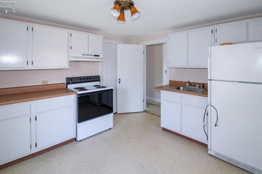 325 Jefferson Street, Port Clinton, 43452, 3 Bedrooms Bedrooms, ,2 BathroomsBathrooms,Residential,For Sale,Jefferson,20261853