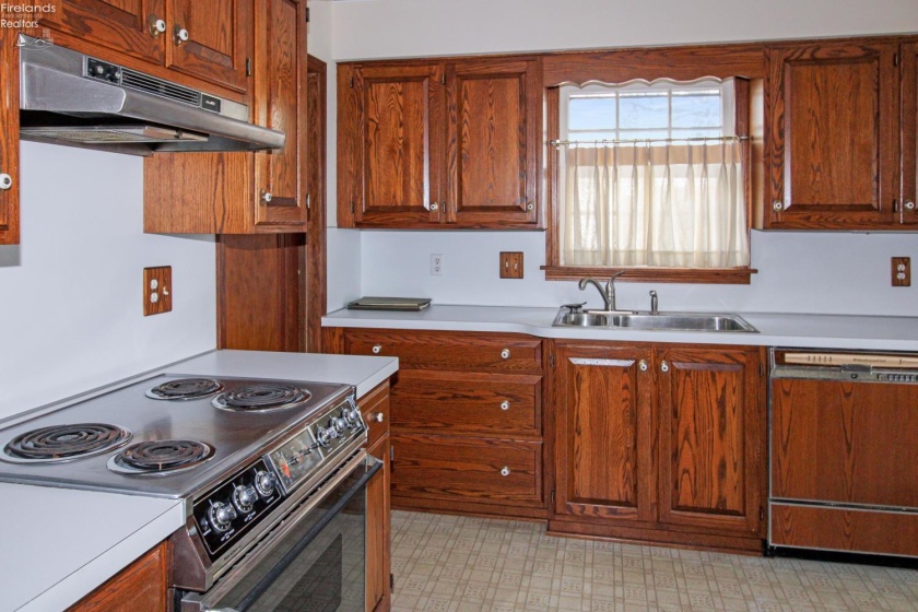 325 Jefferson Street, Port Clinton, 43452, 3 Bedrooms Bedrooms, ,2 BathroomsBathrooms,Residential,For Sale,Jefferson,20261853