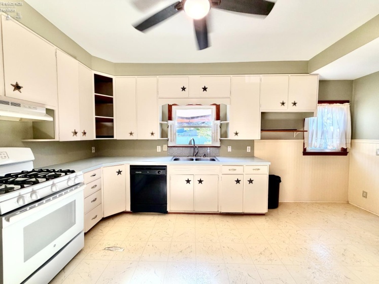 344 High Street, Bellevue, 44811, 3 Bedrooms Bedrooms, ,3 BathroomsBathrooms,Residential,For Sale,High,20261522
