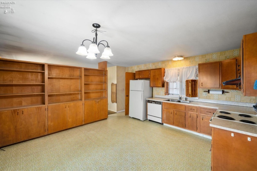216 11th Street, Port Clinton, 43452, 4 Bedrooms Bedrooms, ,2 BathroomsBathrooms,Residential,For Sale,11th,20261750