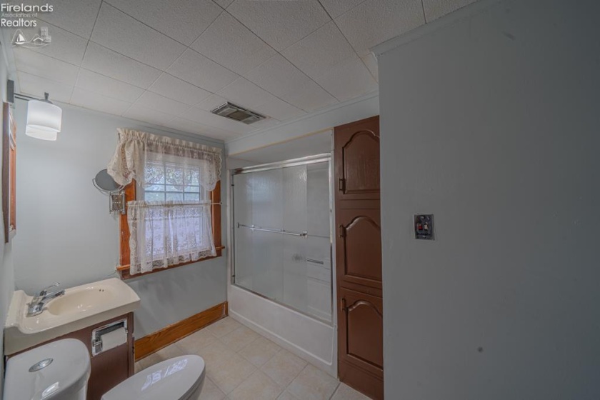 124 Walter Street, Bellevue, 44811, 4 Bedrooms Bedrooms, ,2 BathroomsBathrooms,Residential,For Sale,Walter,20261861