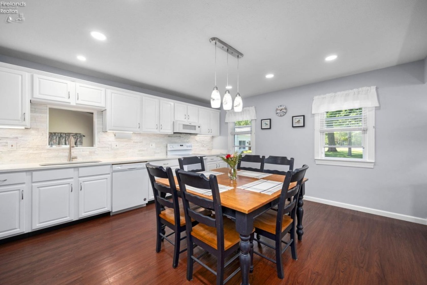 33161 Lake Road, Avon Lake, 44012, 3 Bedrooms Bedrooms, ,2 BathroomsBathrooms,Residential,For Sale,Lake,20261916