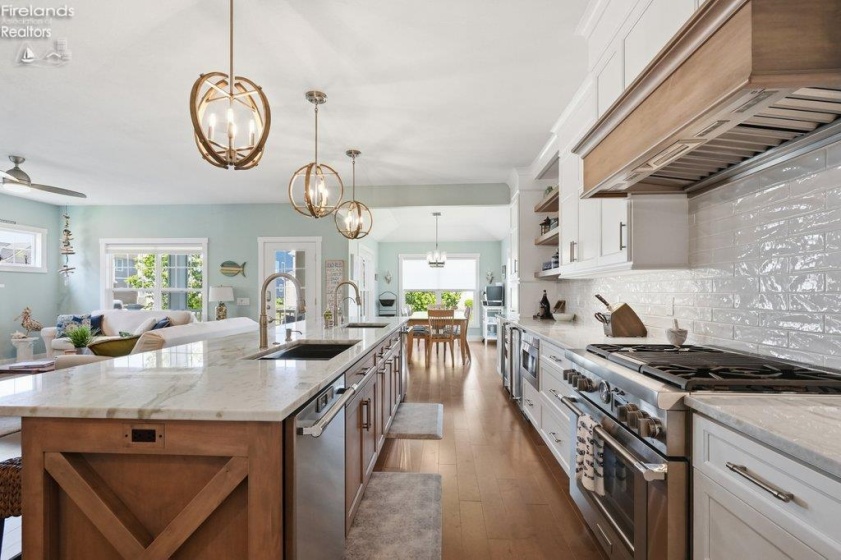 156 Cove Court Drive, Marblehead, 43440, 6 Bedrooms Bedrooms, ,4 BathroomsBathrooms,Residential,For Sale,Cove Court,20262095