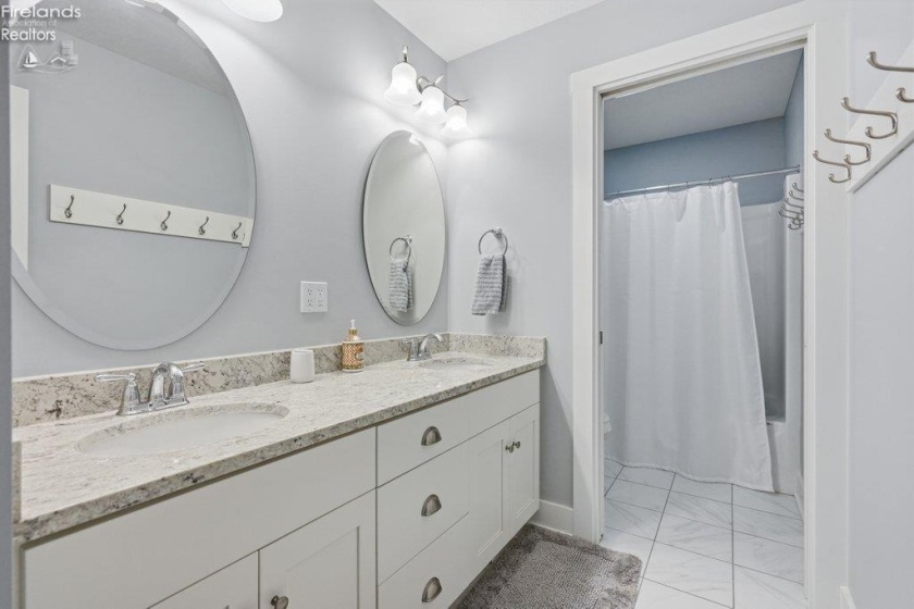 156 Cove Court Drive, Marblehead, 43440, 6 Bedrooms Bedrooms, ,4 BathroomsBathrooms,Residential,For Sale,Cove Court,20262095