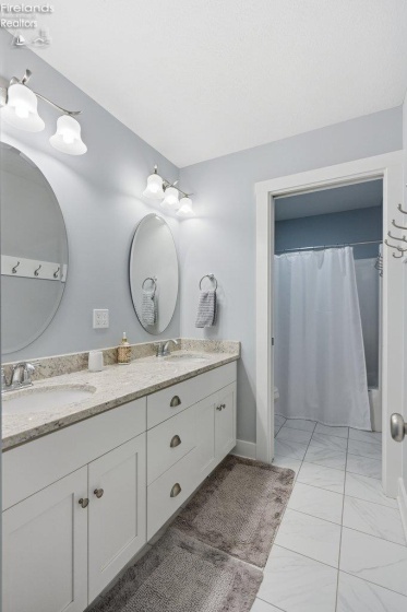 156 Cove Court Drive, Marblehead, 43440, 6 Bedrooms Bedrooms, ,4 BathroomsBathrooms,Residential,For Sale,Cove Court,20262095