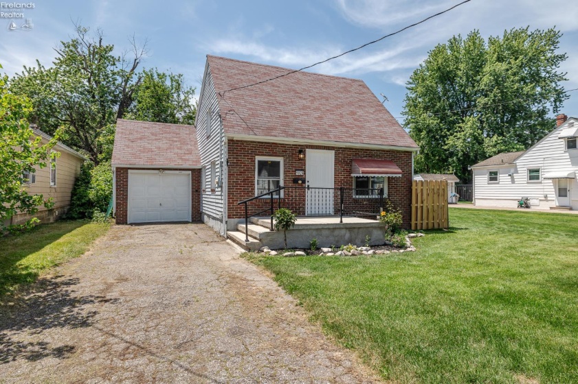 1926 Nichols Avenue, Lorain, 44053, 2 Bedrooms Bedrooms, ,1 BathroomBathrooms,Residential,For Sale,Nichols,20262092