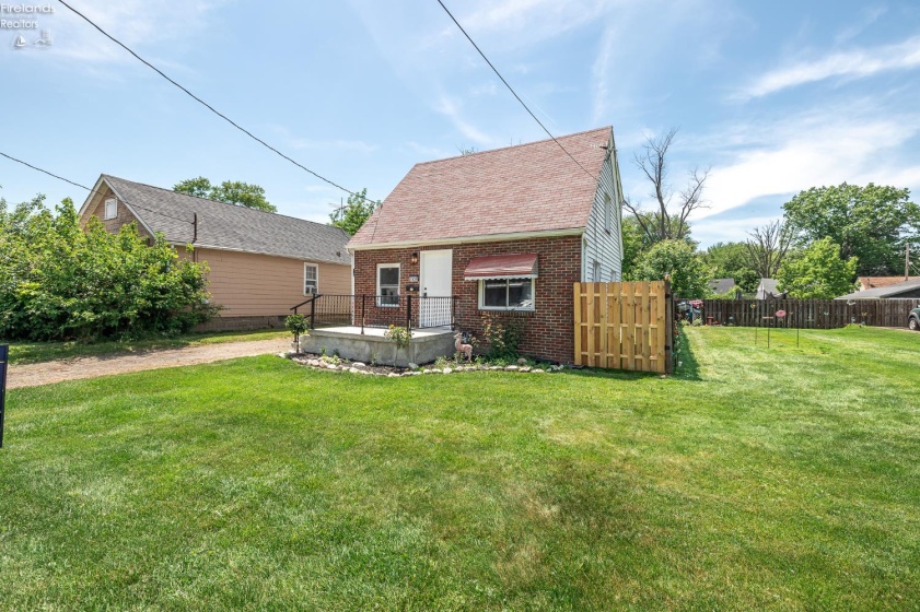 1926 Nichols Avenue, Lorain, 44053, 2 Bedrooms Bedrooms, ,1 BathroomBathrooms,Residential,For Sale,Nichols,20262092