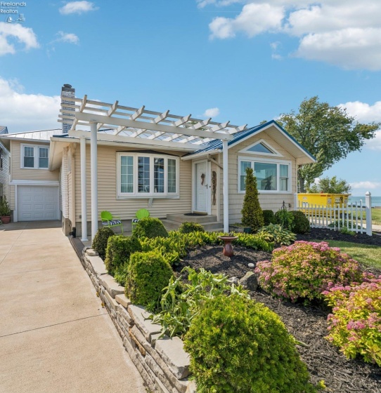 203 Ashland Avenue, Huron, 44839, 3 Bedrooms Bedrooms, ,2 BathroomsBathrooms,Residential,For Sale,Ashland,20262135