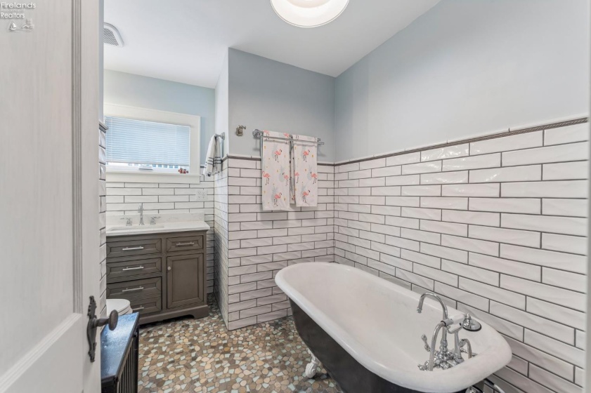 203 Ashland Avenue, Huron, 44839, 3 Bedrooms Bedrooms, ,2 BathroomsBathrooms,Residential,For Sale,Ashland,20262135