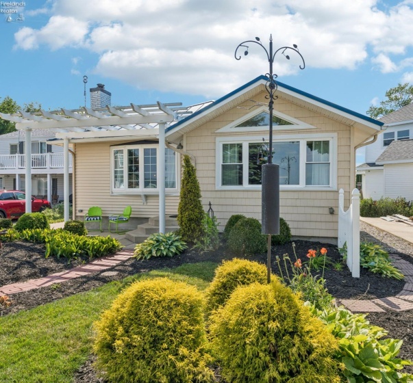 203 Ashland Avenue, Huron, 44839, 3 Bedrooms Bedrooms, ,2 BathroomsBathrooms,Residential,For Sale,Ashland,20262135