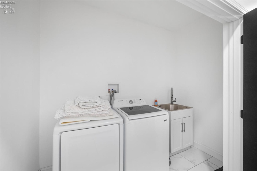 4690 Johnson Avenue, Port Clinton, 43452, 4 Bedrooms Bedrooms, ,3 BathroomsBathrooms,Residential,For Sale,Johnson,20262153