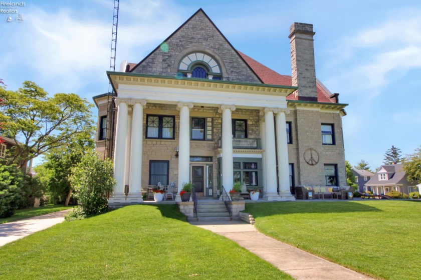 504 Perry Street, Port Clinton, 43452, 7 Bedrooms Bedrooms, ,5 BathroomsBathrooms,Residential,For Sale,Perry,20262057