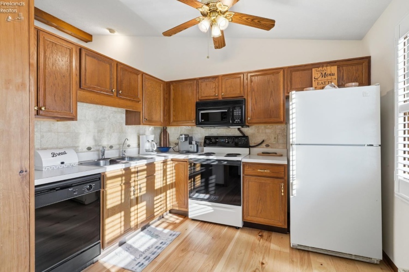 377 Lighthouse, Marblehead, 43440, 2 Bedrooms Bedrooms, ,2 BathroomsBathrooms,Residential,For Sale,Lighthouse,20262412