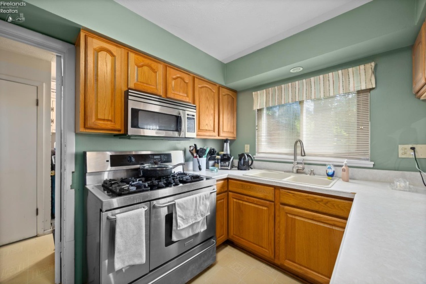 26043 Redwood Dr, Olmsted Falls, 44138, 4 Bedrooms Bedrooms, ,2 BathroomsBathrooms,Residential,For Sale,Redwood Dr,20262409