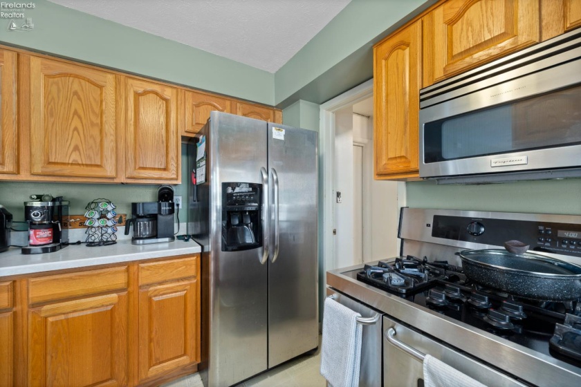 26043 Redwood Dr, Olmsted Falls, 44138, 4 Bedrooms Bedrooms, ,2 BathroomsBathrooms,Residential,For Sale,Redwood Dr,20262409