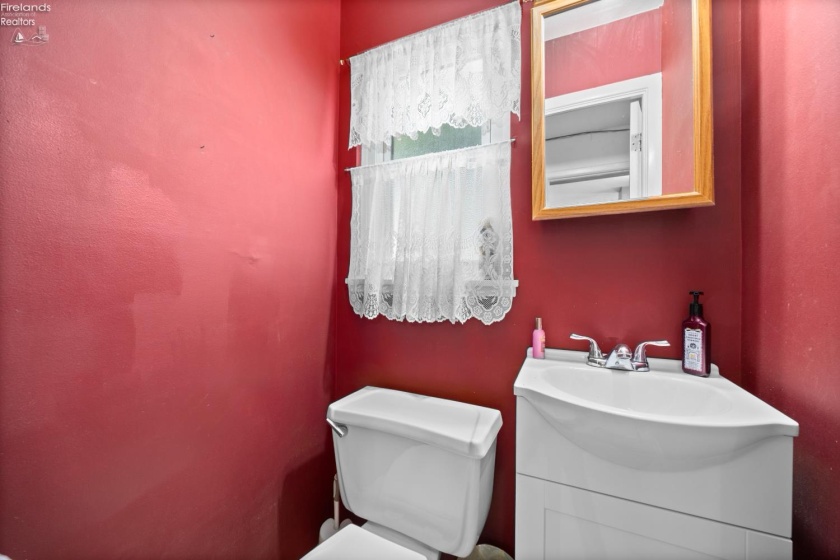 26043 Redwood Dr, Olmsted Falls, 44138, 4 Bedrooms Bedrooms, ,2 BathroomsBathrooms,Residential,For Sale,Redwood Dr,20262409