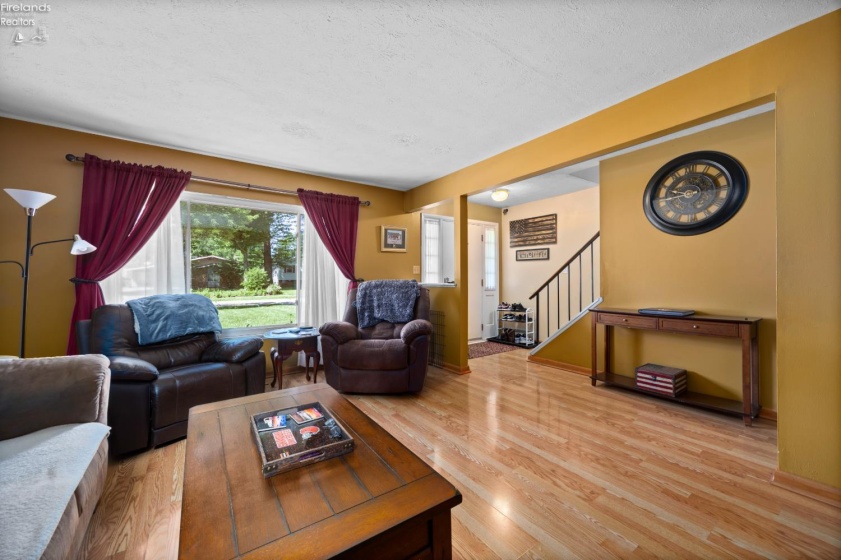 26043 Redwood Dr, Olmsted Falls, 44138, 4 Bedrooms Bedrooms, ,2 BathroomsBathrooms,Residential,For Sale,Redwood Dr,20262409