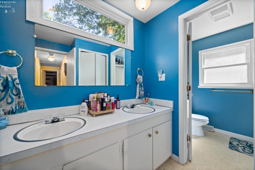 26043 Redwood Dr, Olmsted Falls, 44138, 4 Bedrooms Bedrooms, ,2 BathroomsBathrooms,Residential,For Sale,Redwood Dr,20262409