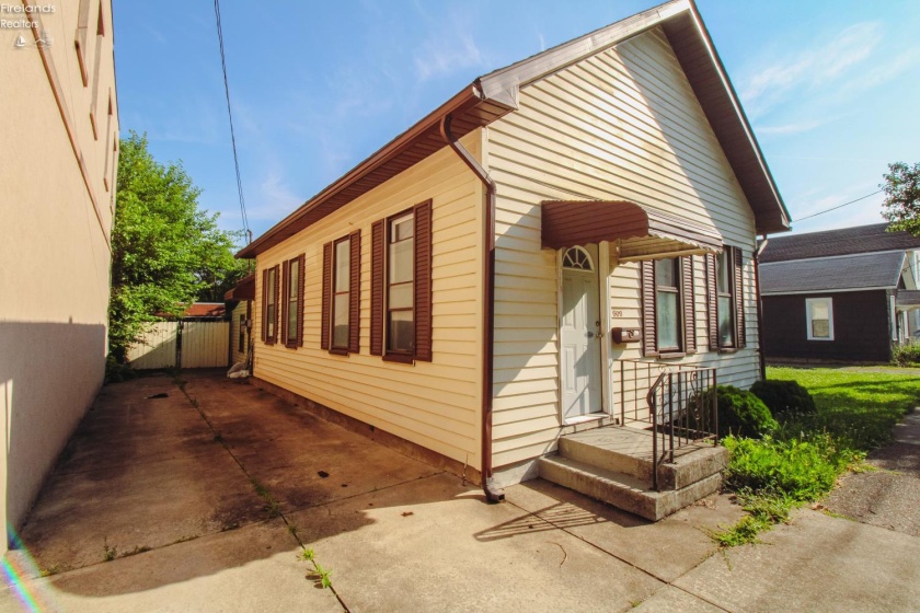 609 Monroe Street, Sandusky, 44870, 2 Bedrooms Bedrooms, ,2 BathroomsBathrooms,Residential,For Sale,Monroe,20262431