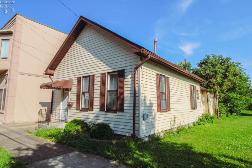 609 Monroe Street, Sandusky, 44870, 2 Bedrooms Bedrooms, ,2 BathroomsBathrooms,Residential,For Sale,Monroe,20262431