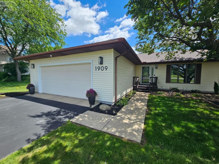 1909 South Main St., Clyde, 43410, 2 Bedrooms Bedrooms, ,2 BathroomsBathrooms,Residential,For Sale,South Main St.,20262354