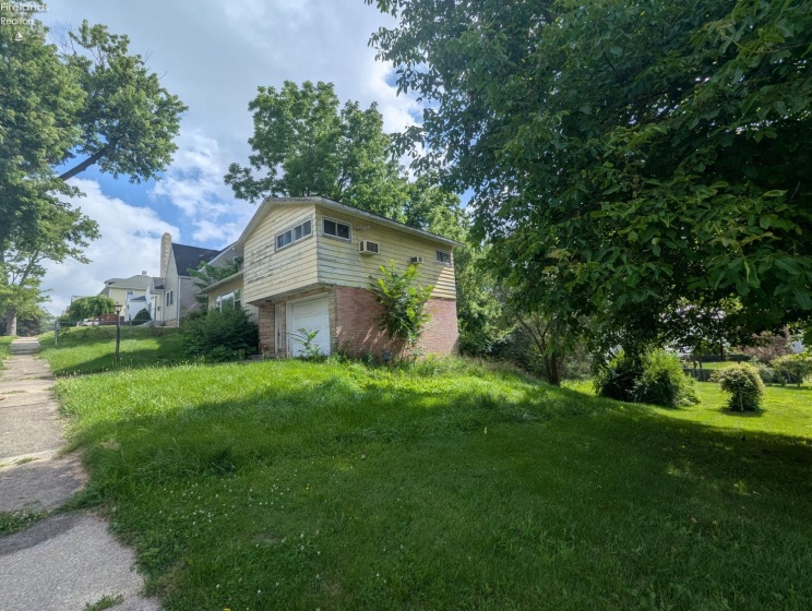 613 Wood Street, Fremont, 43420, 2 Bedrooms Bedrooms, ,2 BathroomsBathrooms,Residential,For Sale,Wood,20262504