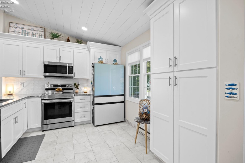 400 Lighthouse Oval, Marblehead, 43440, 2 Bedrooms Bedrooms, ,2 BathroomsBathrooms,Residential,For Sale,Lighthouse Oval,20262518