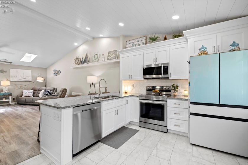 400 Lighthouse Oval, Marblehead, 43440, 2 Bedrooms Bedrooms, ,2 BathroomsBathrooms,Residential,For Sale,Lighthouse Oval,20262518