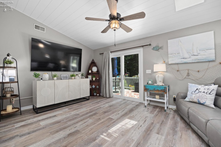400 Lighthouse Oval, Marblehead, 43440, 2 Bedrooms Bedrooms, ,2 BathroomsBathrooms,Residential,For Sale,Lighthouse Oval,20262518