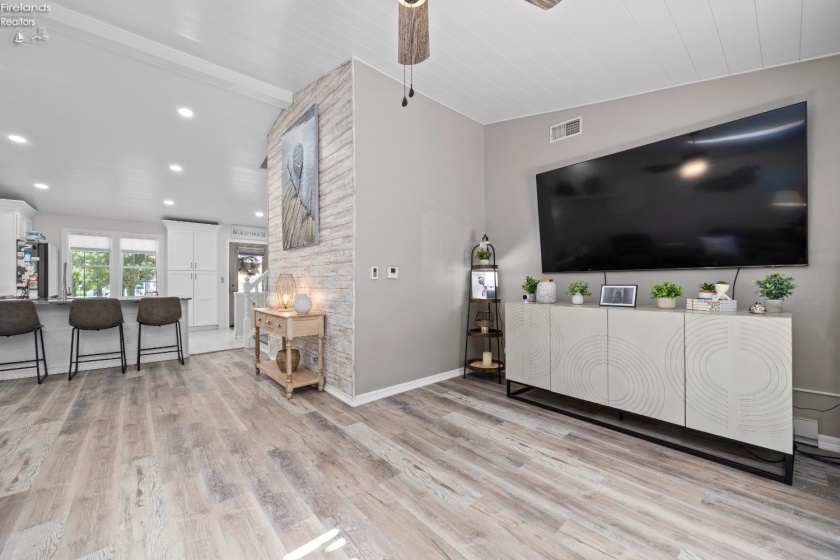 400 Lighthouse Oval, Marblehead, 43440, 2 Bedrooms Bedrooms, ,2 BathroomsBathrooms,Residential,For Sale,Lighthouse Oval,20262518