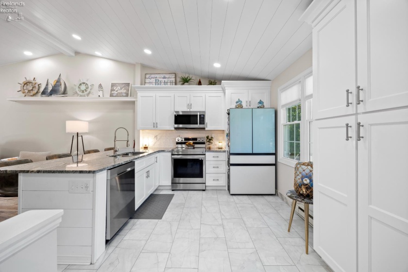400 Lighthouse Oval, Marblehead, 43440, 2 Bedrooms Bedrooms, ,2 BathroomsBathrooms,Residential,For Sale,Lighthouse Oval,20262518